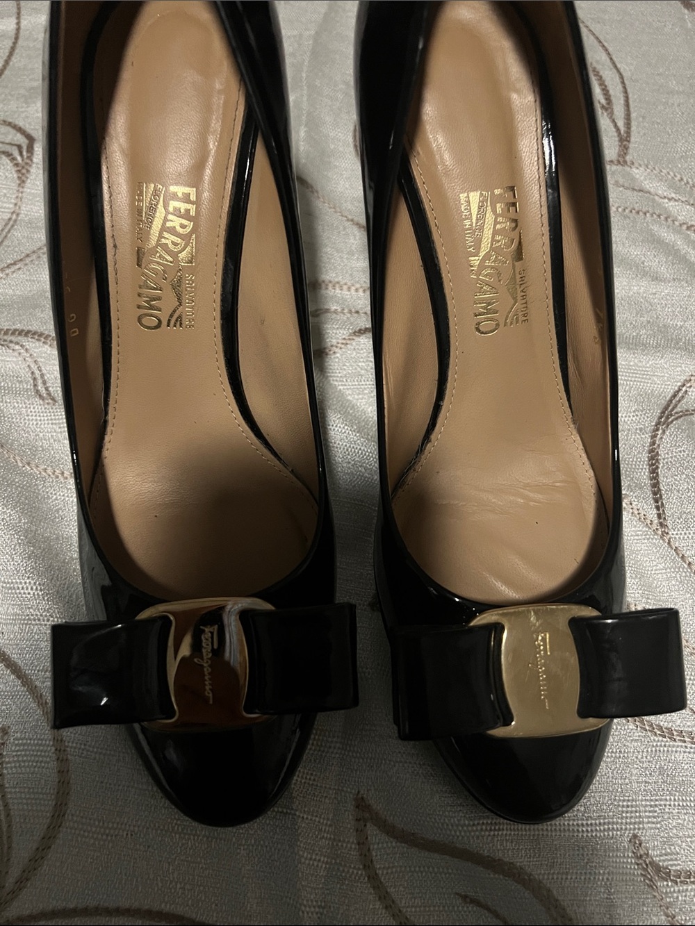 Salvatore Ferragamo Black Patent Leather Bow Pumps with Gold Plaque - Picture 4 of 11